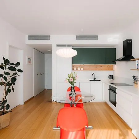 Апартаменты Cozy And Sunny With Free Parking Sky Park Братислава