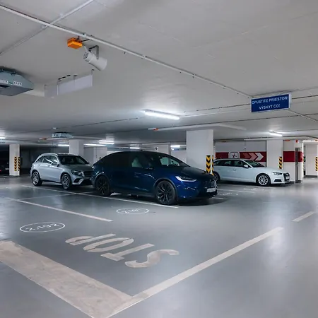Cozy And Sunny With Free Parking Sky Park * Братислава